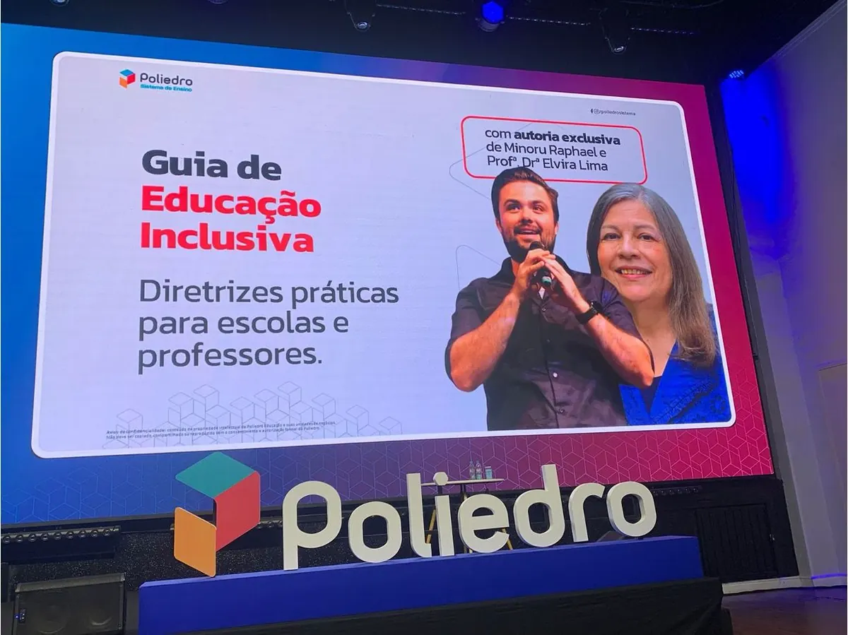 Telão no evento da Poliedro com o lançamento do Guia de Educação Inclusiva, com autoria exclusiva de Minoru Raphael e da professora doutora Elvira Lima